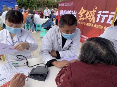 腫瘤防治，全域行動——重慶全域腫瘤醫院“腫瘤防治宣傳周”第三場義診龍都廣場啟動
