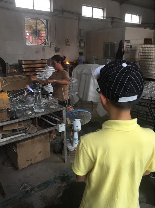 最近對材料組成的興趣,讓他對玻璃器皿制作產生了濃濃的興趣,那我們就